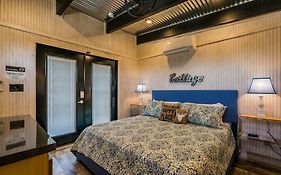 The Liney Moon Dripping Springs 4*